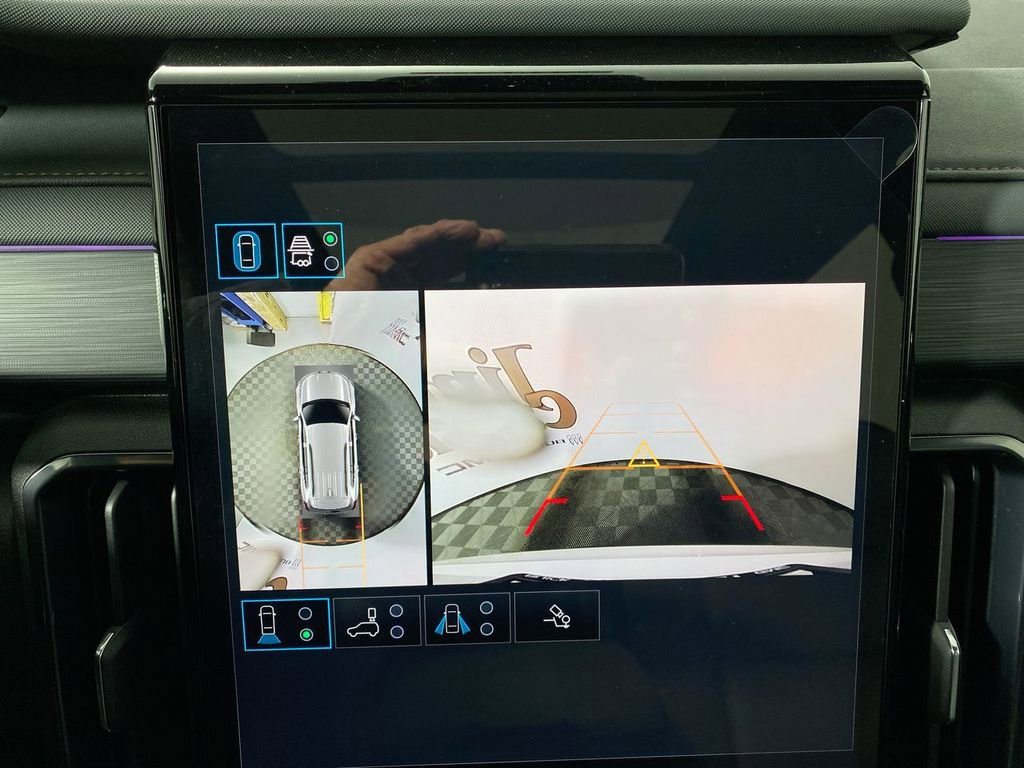 Used 2025 GMC Acadia AT4 w/ Luxury Package image 17