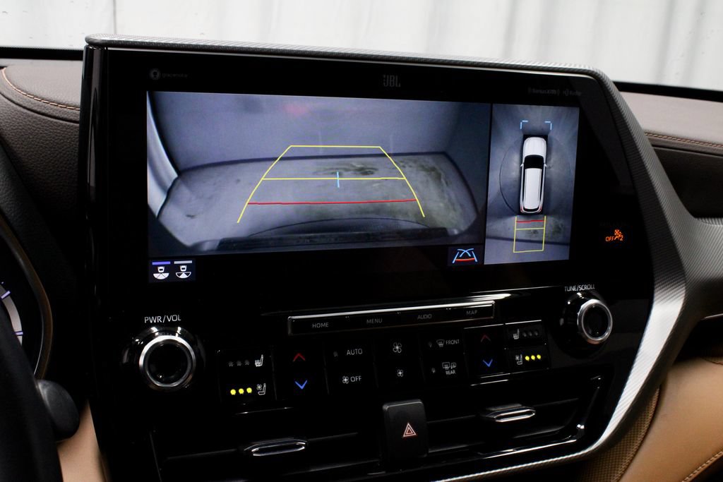 Used 2022 Toyota Highlander Platinum AWD/4WD image 2