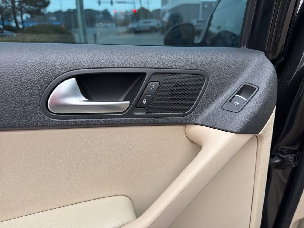 Used 2016 Volkswagen Tiguan SE image 23