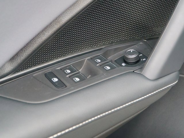 Used 2025 Volkswagen Tiguan SE w/ Panoramic Sunroof Package image 16