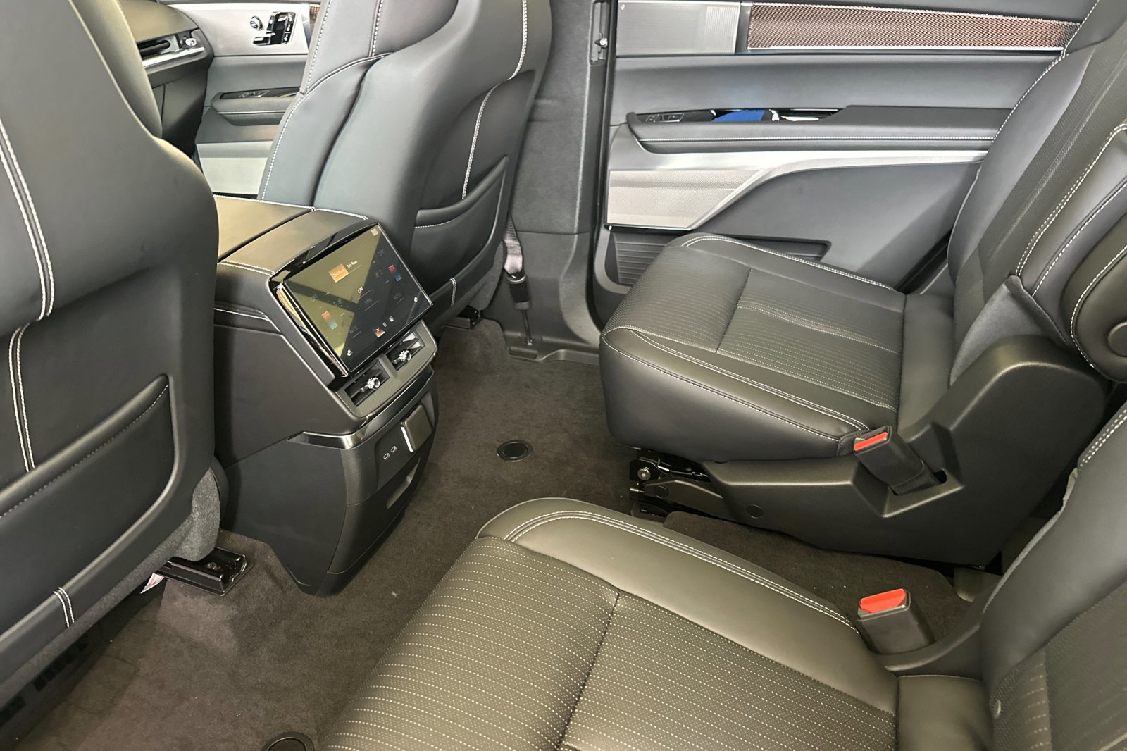 New 2026 Cadillac Vistiq Sport w/ LPO, Floor Liner Package AWD/4WD image 12