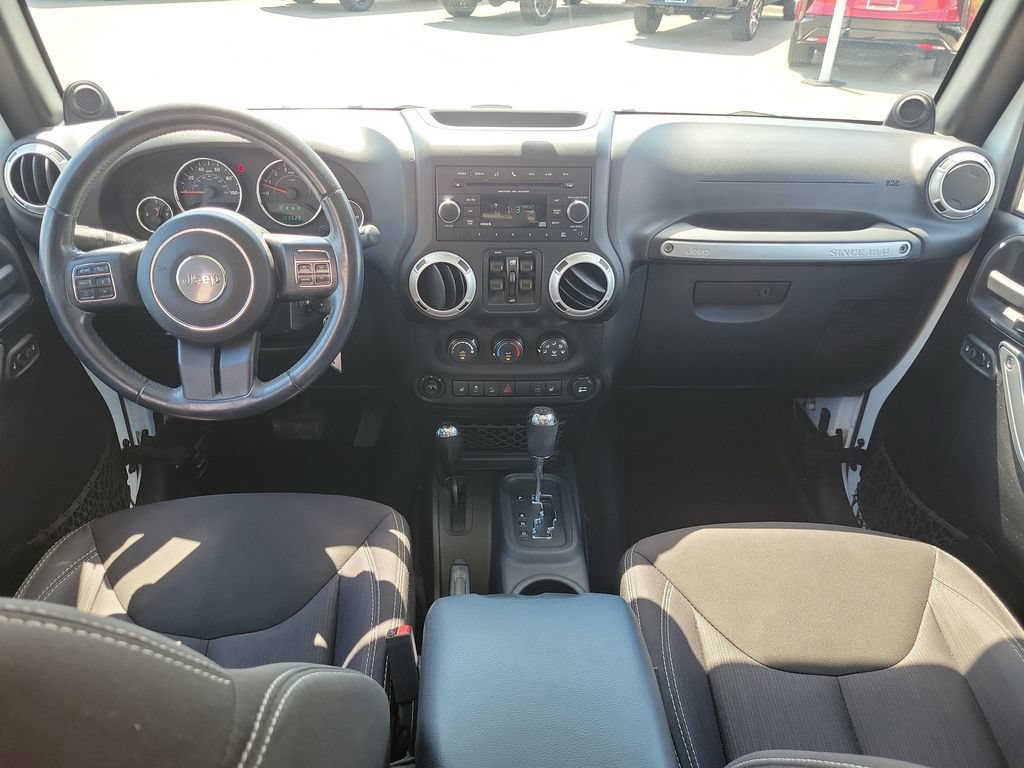 Used 2014 Jeep Wrangler Unlimited Sahara w/ Connectivity Group AWD/4WD image 8