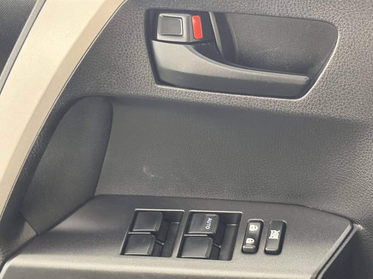Used 2018 Toyota RAV4 LE w/ Carpet Mat Package FWD image 16