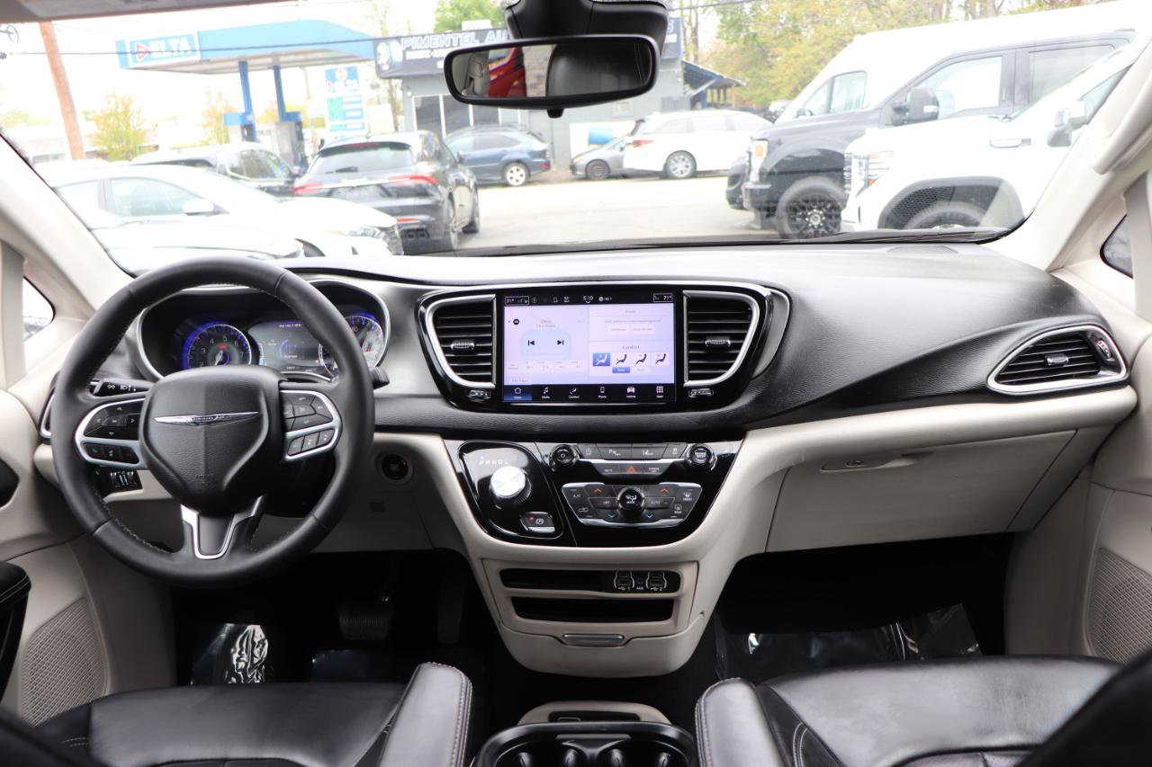 Used 2023 Chrysler Pacifica Touring-L image 18