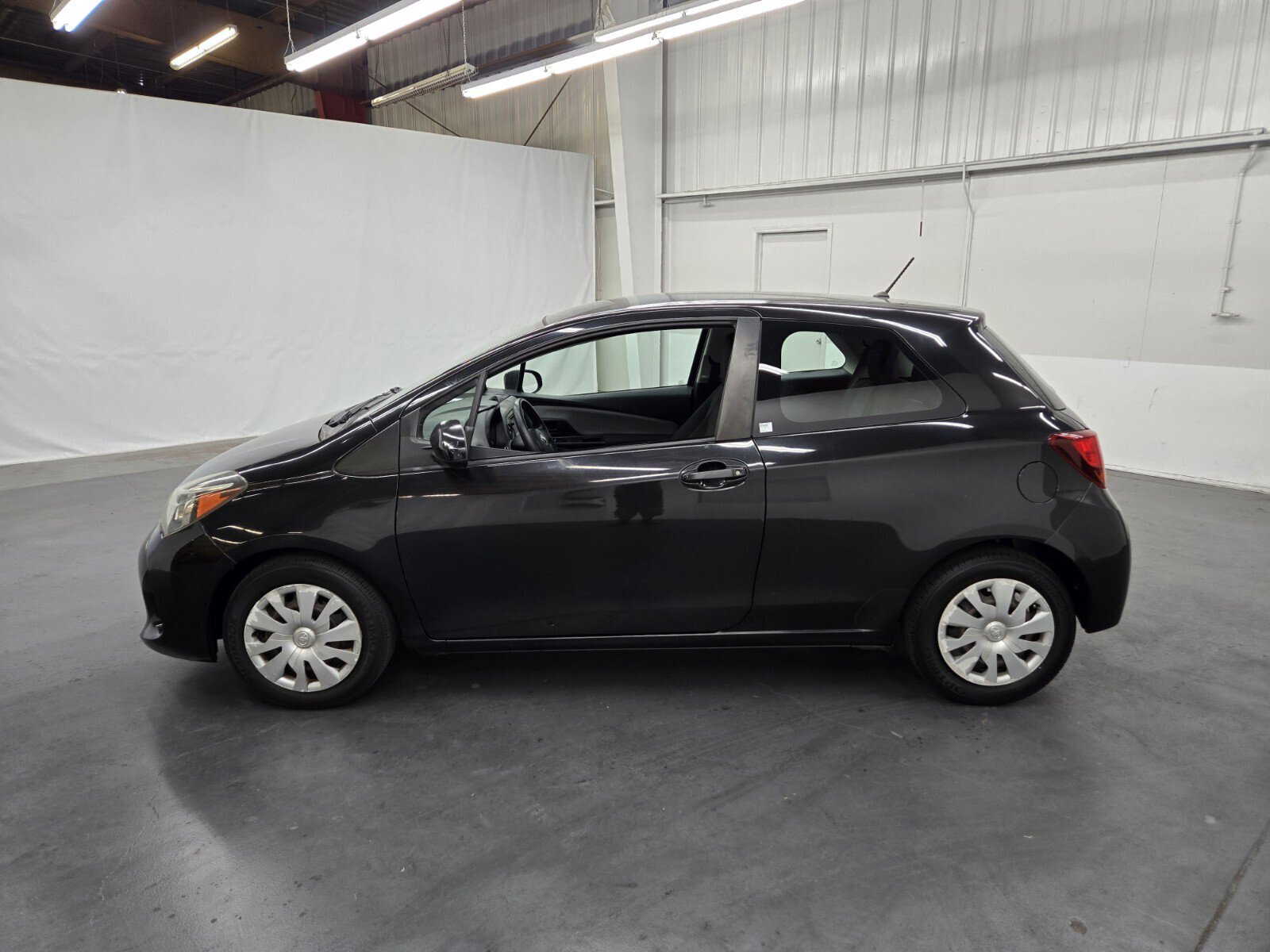Used 2015 Toyota Yaris L image 2