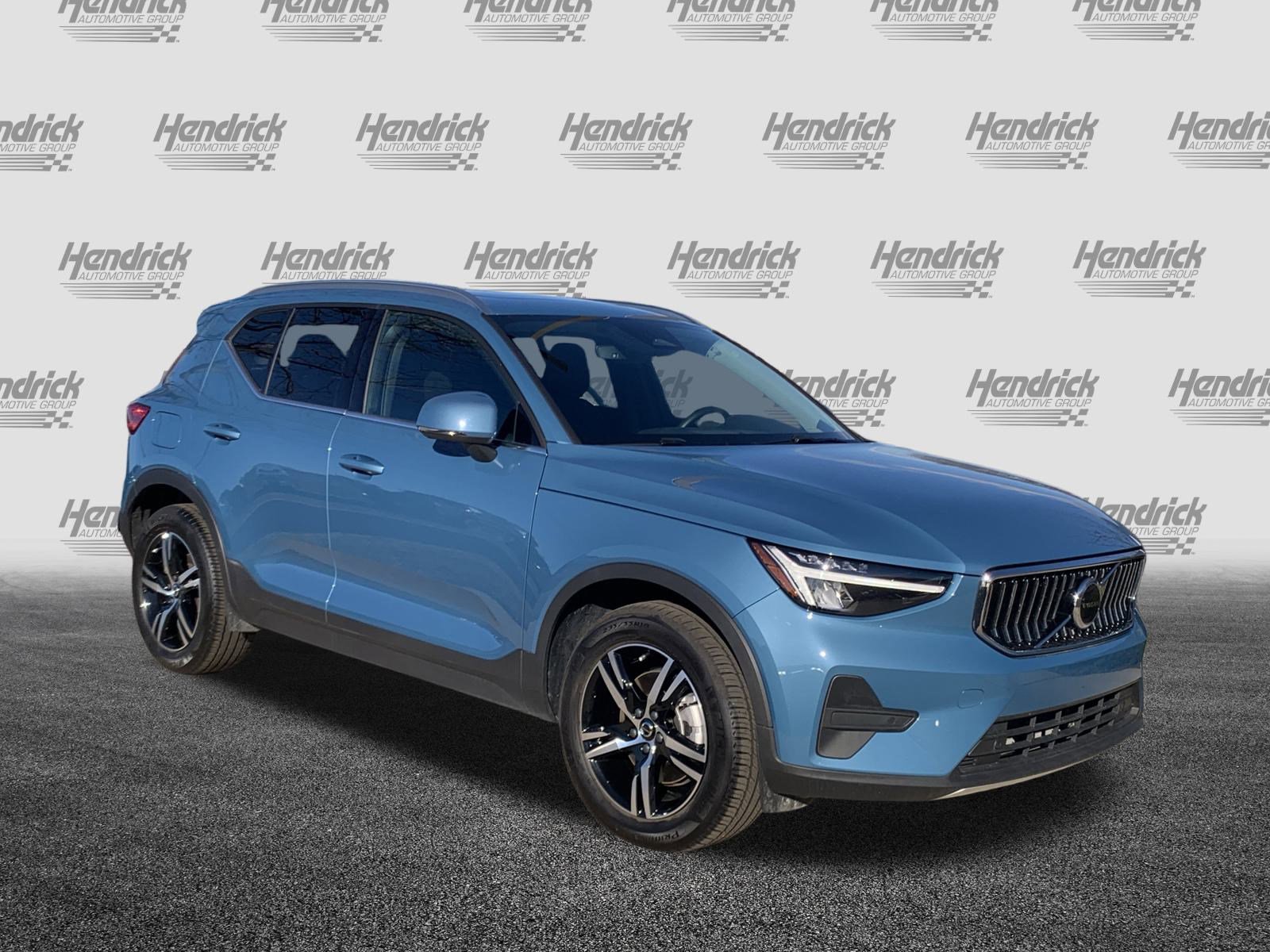 Used 2025 Volvo XC40 B5 Core image 2