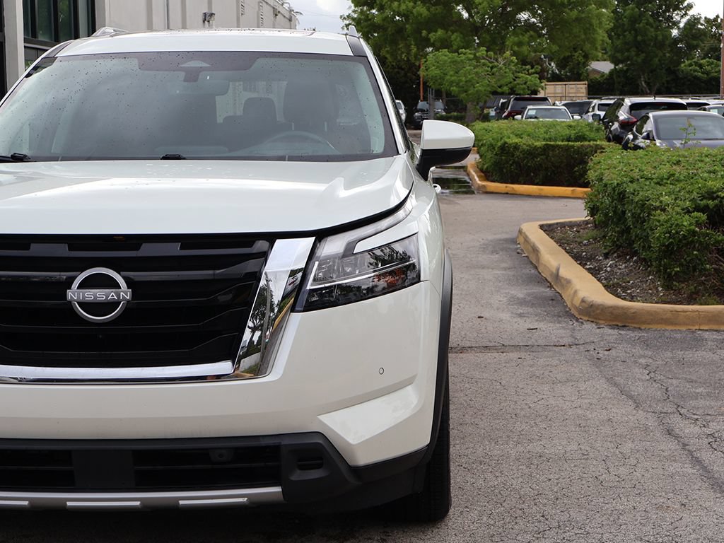 Used 2024 Nissan Pathfinder Platinum w/ Cargo Package AWD/4WD image 17