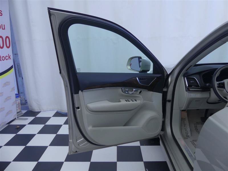 Used 2016 Volvo XC90 T6 Momentum w/ Momentum Plus Package AWD/4WD image 24