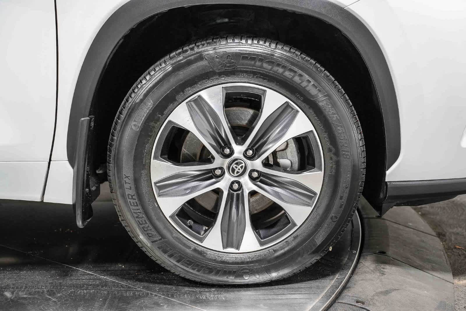 Used 2024 Toyota Highlander XLE FWD image 11
