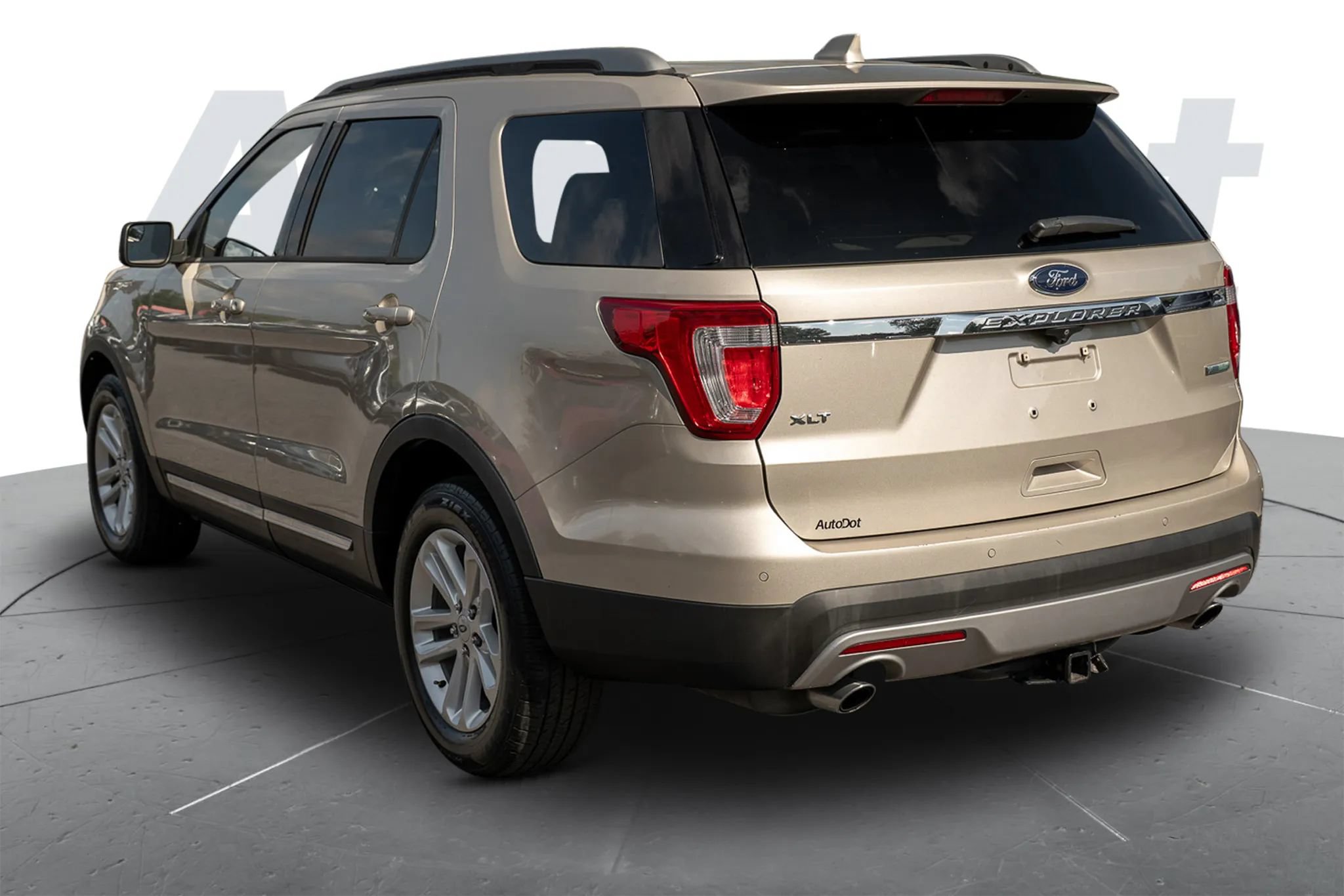 Used 2017 Ford Explorer XLT FWD image 2