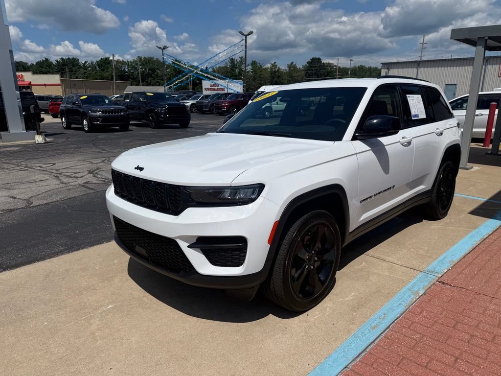 Used 2023 Jeep Grand Cherokee Altitude AWD/4WD image 37