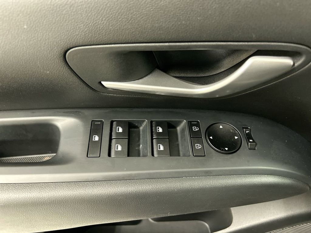 Used 2025 Hyundai Tucson SE image 11