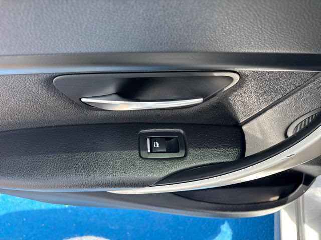 Used 2018 BMW 320i Sedan RWD image 25