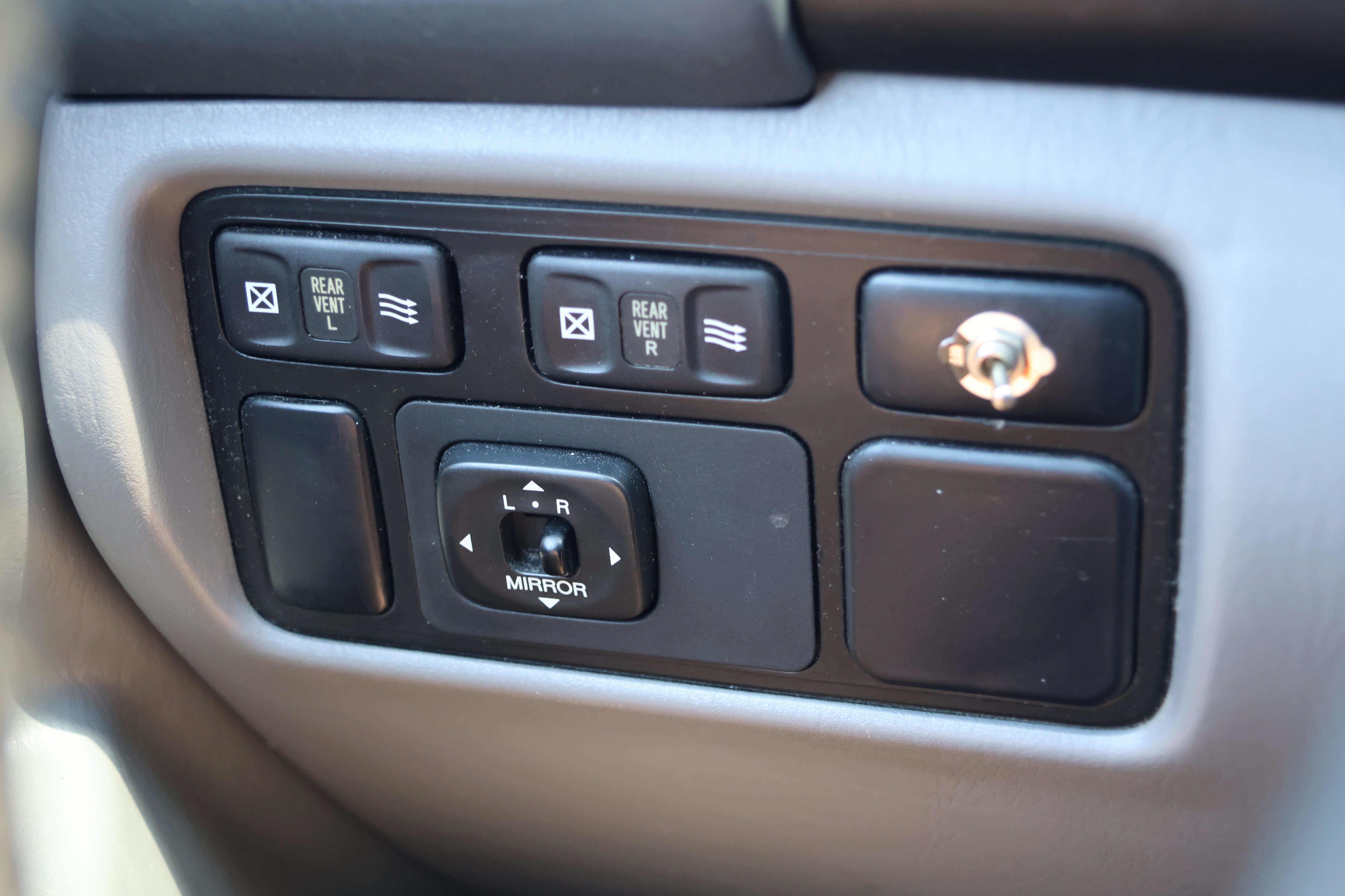 Used 2001 Toyota Land Cruiser AWD/4WD image 15