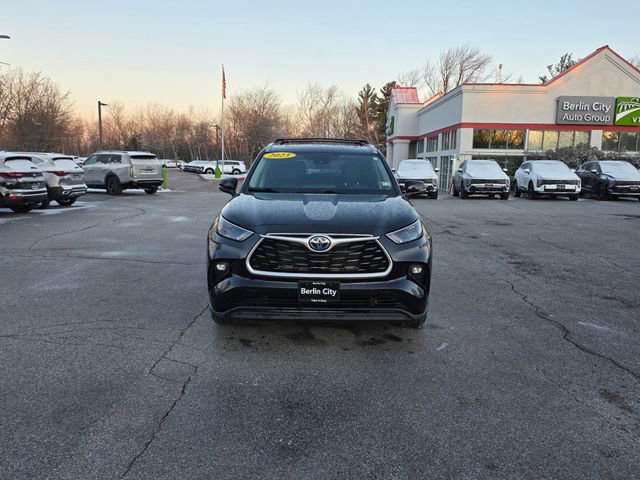 Used 2023 Toyota Highlander XLE image 3