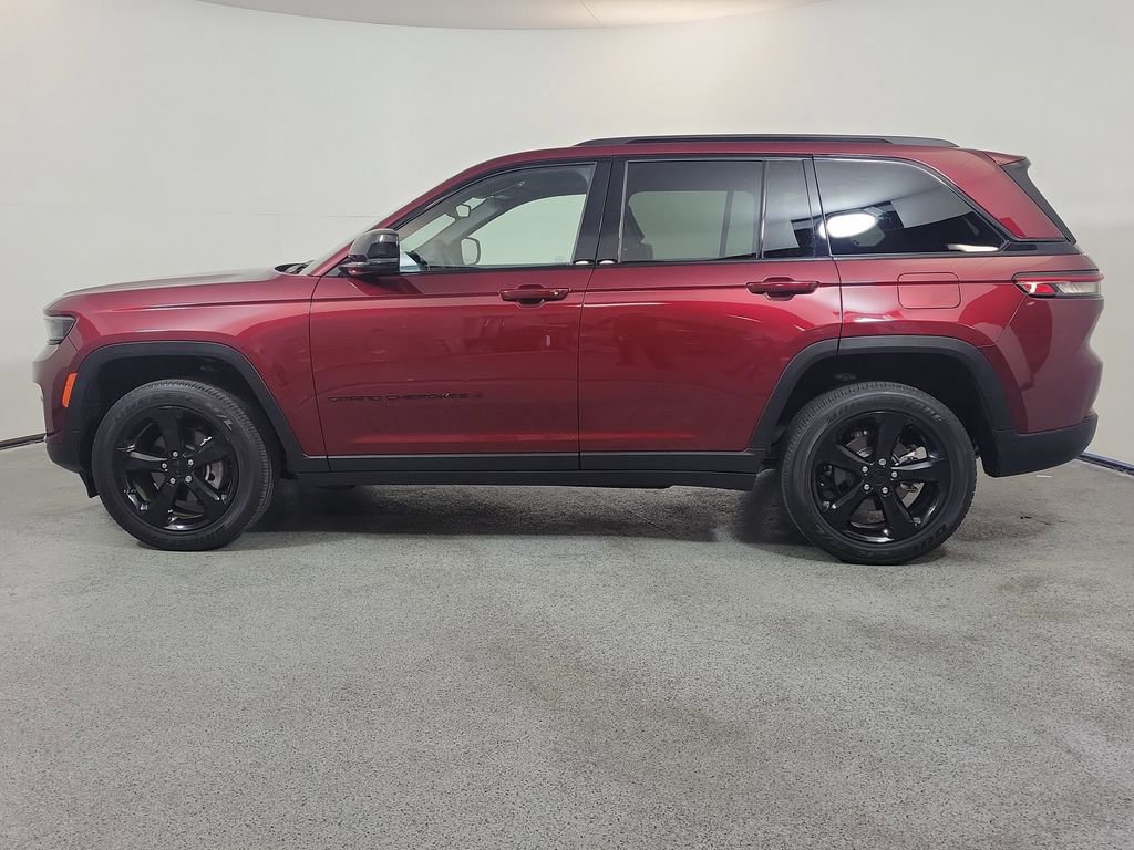 Used 2023 Jeep Grand Cherokee Altitude RWD image 4