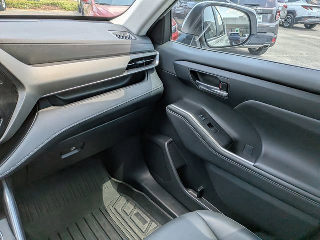 Used 2023 Toyota Highlander XLE image 18