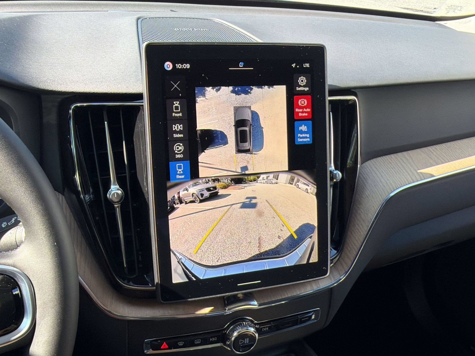 New 2027 Volvo XC60 B5 Plus AWD/4WD image 18