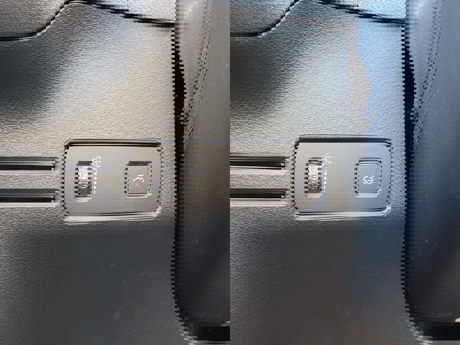 Used 2021 Volvo XC40 P8 Recharge image 17