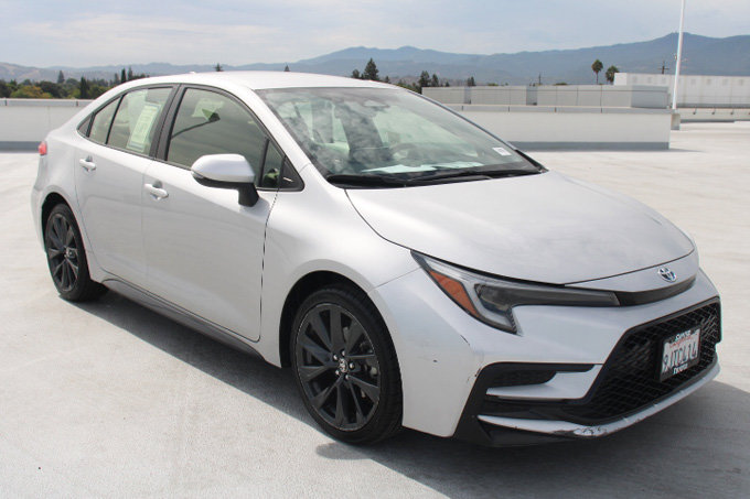 Used 2024 Toyota Corolla SE FWD image 2