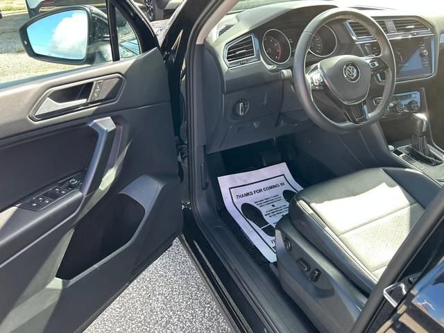 Used 2021 Volkswagen Tiguan SE w/ Panoramic Sunroof Package image 9