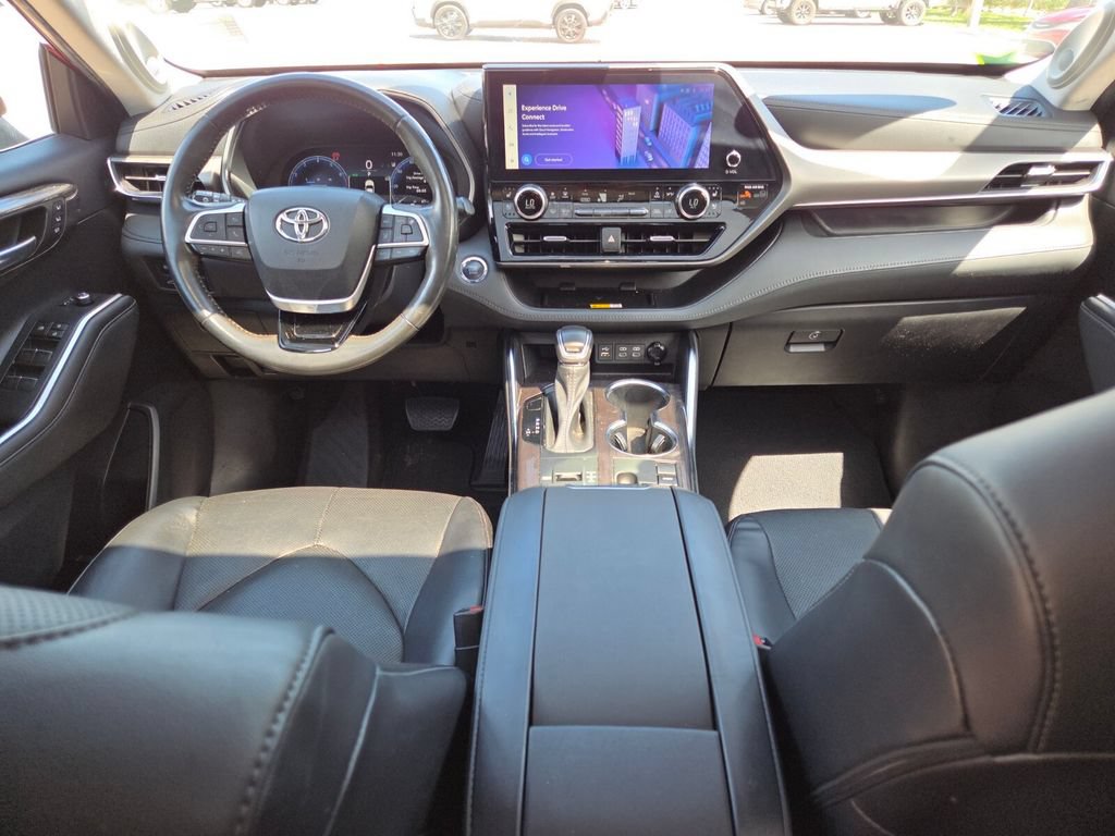 Used 2023 Toyota Highlander Limited FWD image 5