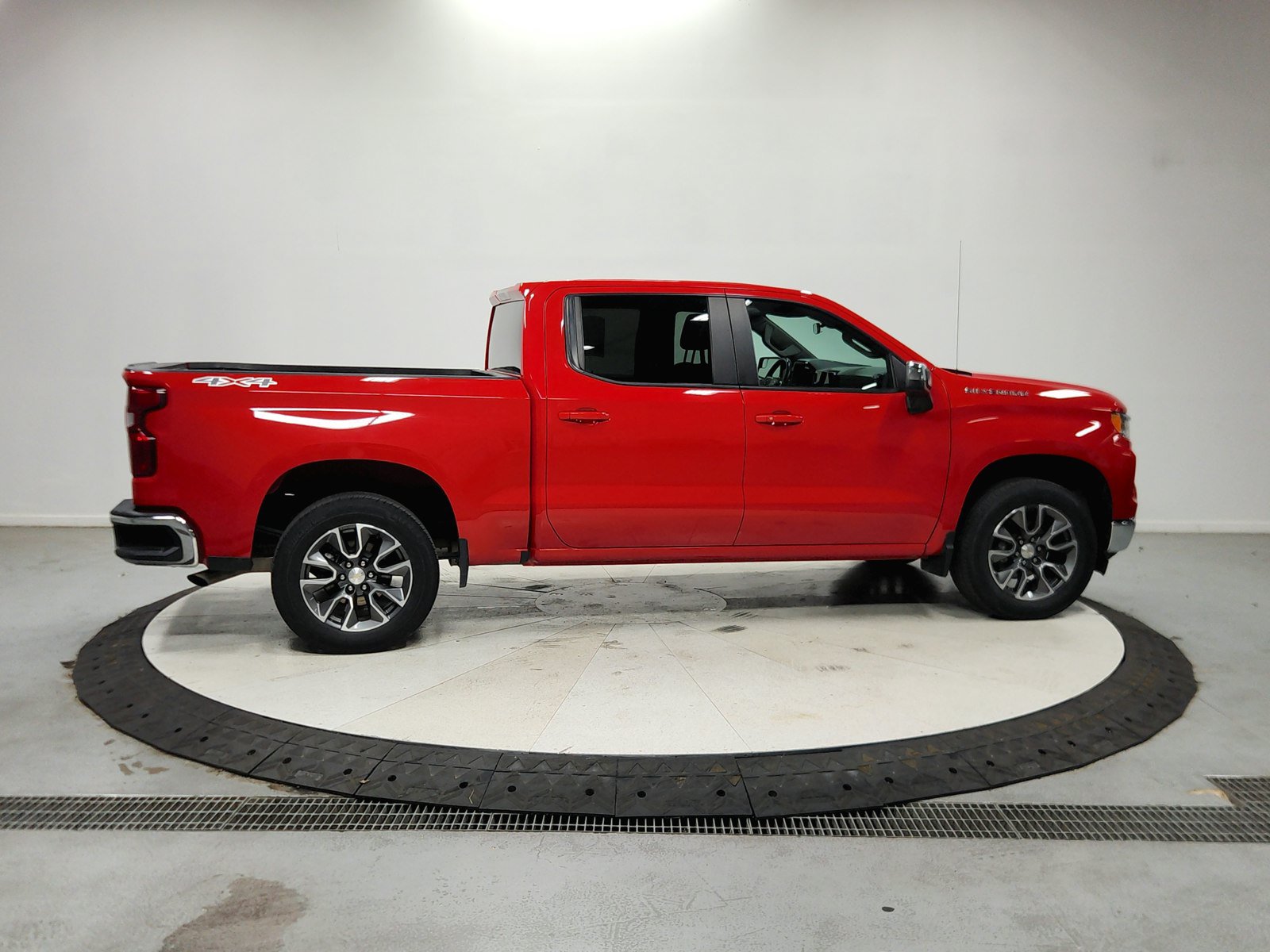 Used 2024 Chevrolet Silverado 1500 LT AWD/4WD image 9