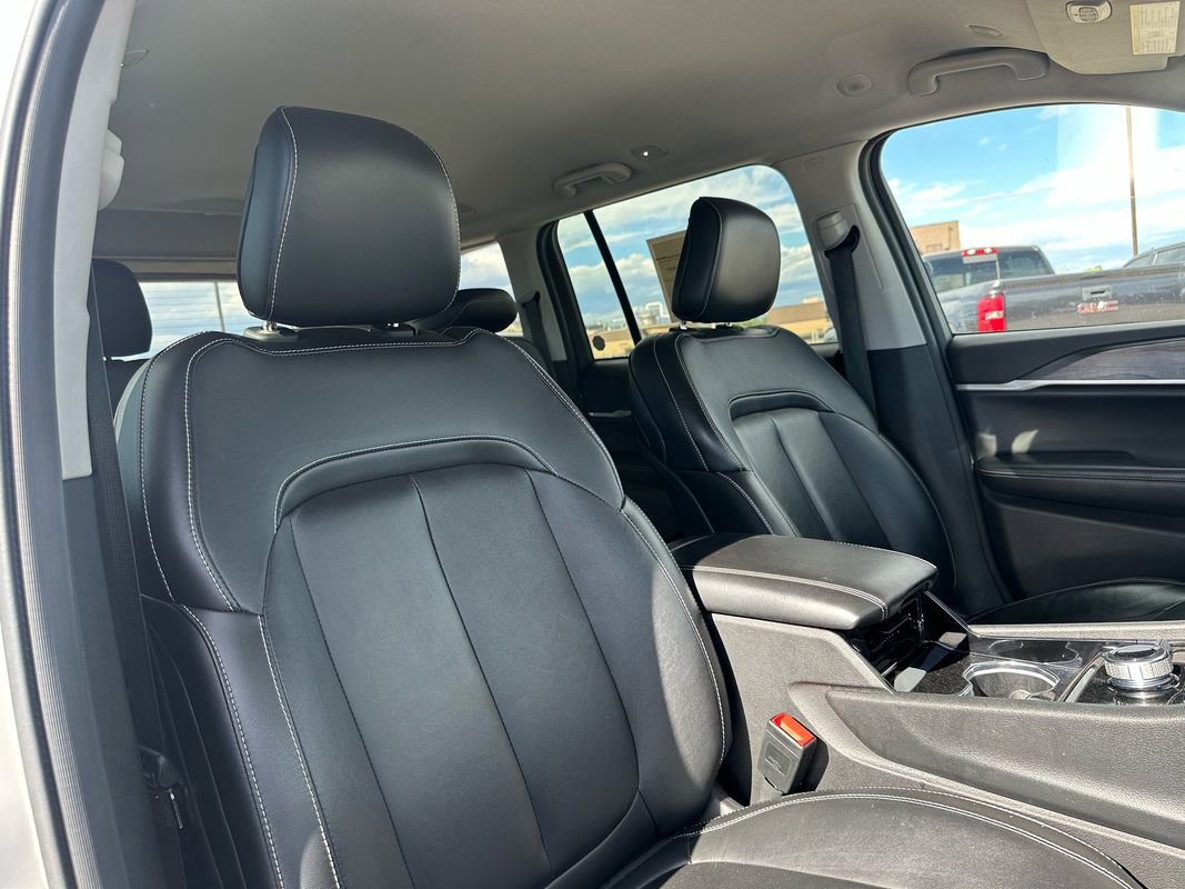 Used 2023 Jeep Grand Cherokee Limited w/ Black Appearance Package image 16