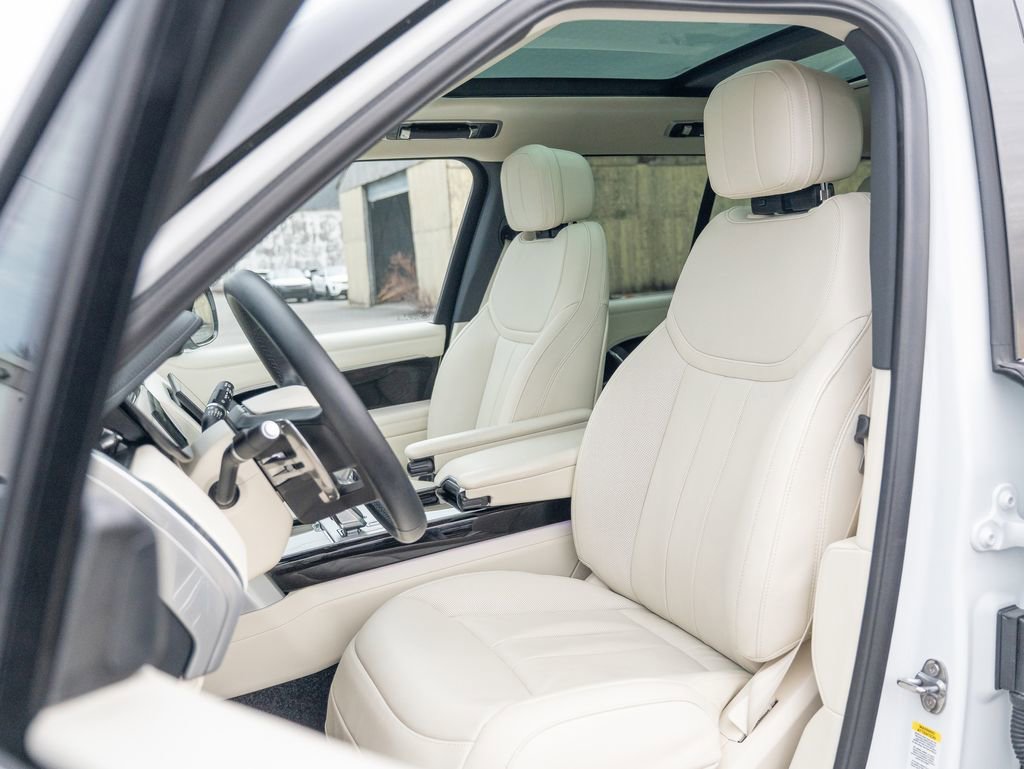 Certified 2025 Land Rover Range Rover SE image 20