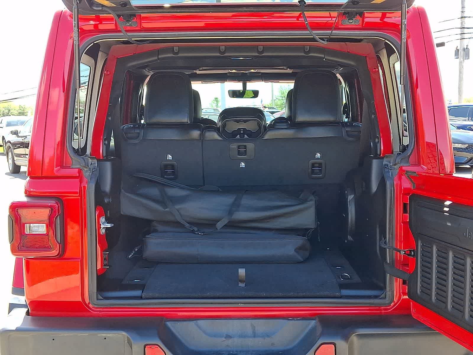 Used 2022 Jeep Wrangler Unlimited Sahara w/ LED Lighting Group AWD/4WD image 28