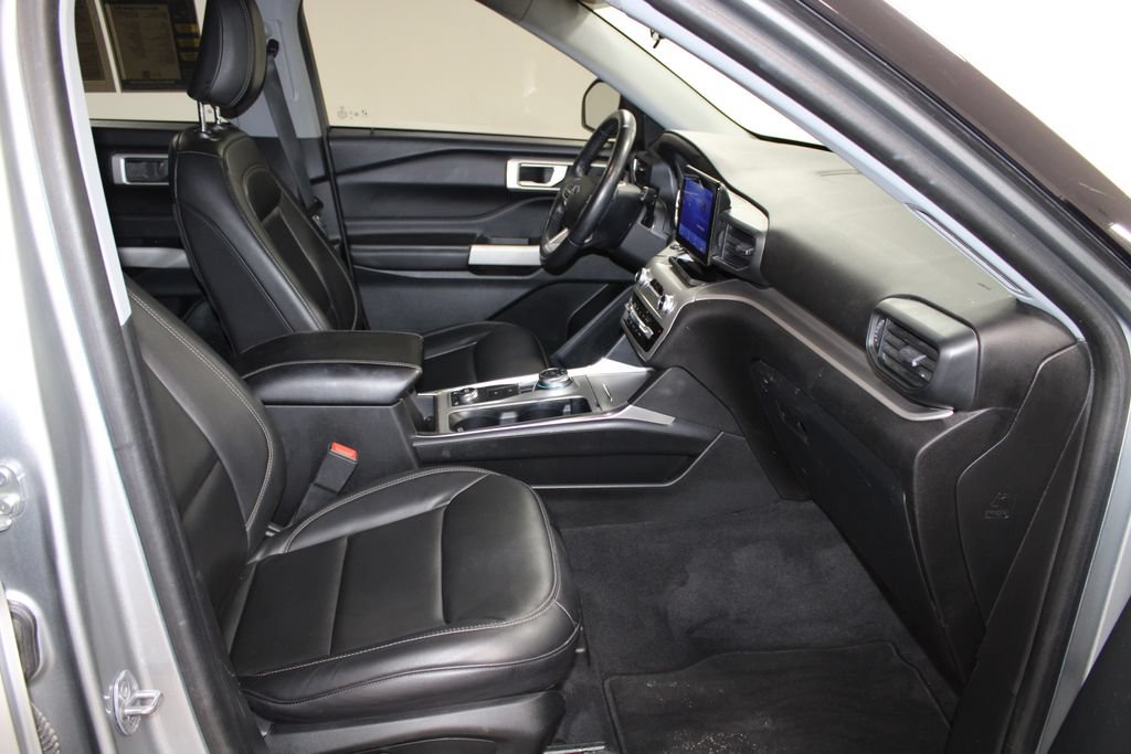 Used 2022 Ford Explorer XLT w/ Equipment Group 202A AWD/4WD image 28
