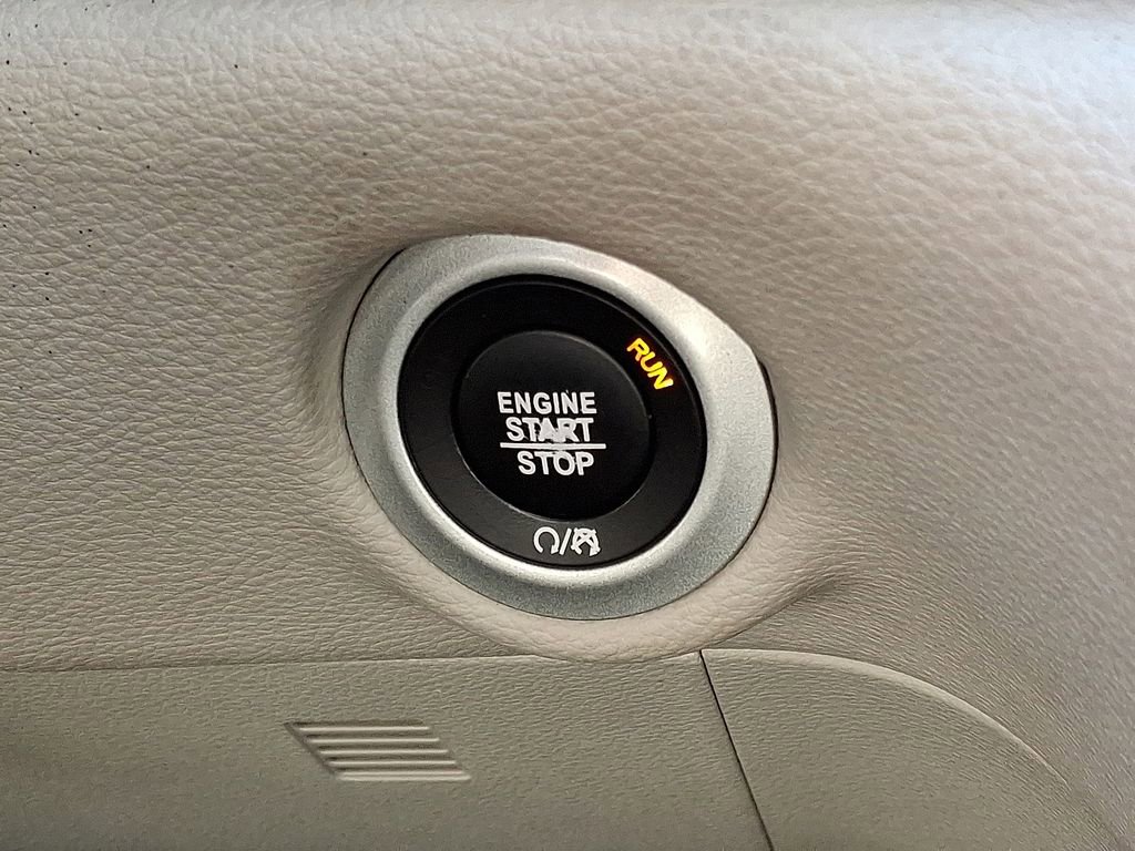 Used 2017 Chrysler Pacifica Limited image 25