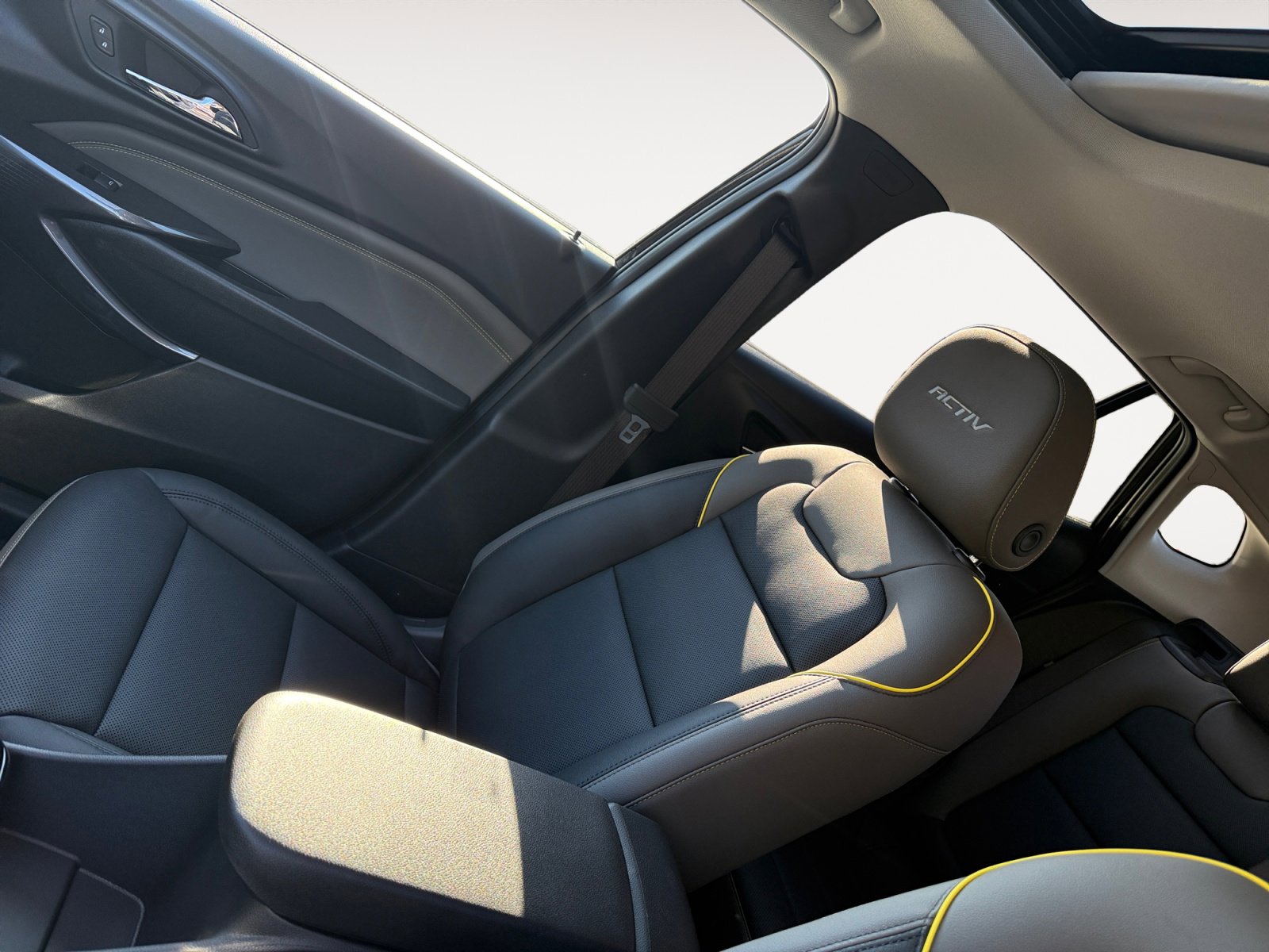 New 2026 Chevrolet Trax ACTIV w/ Sunroof Package FWD image 15