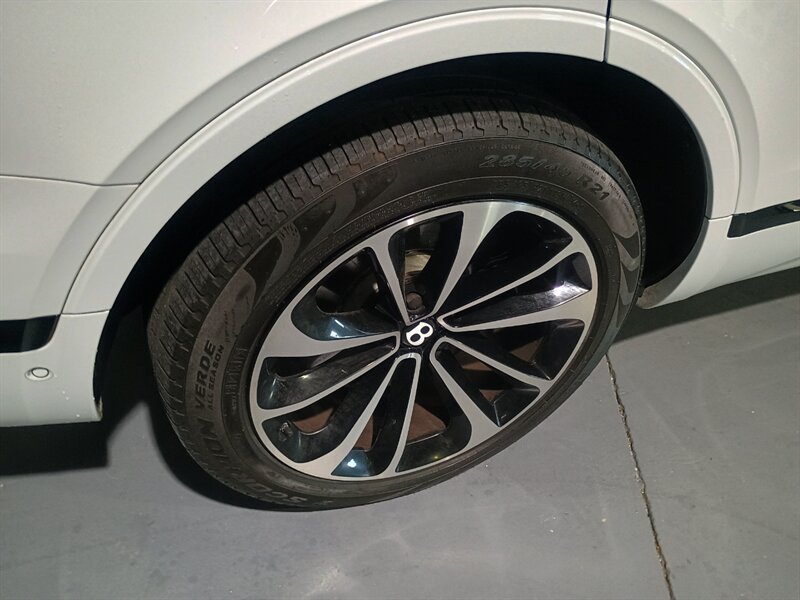 Used 2019 Bentley Bentayga AWD/4WD image 43