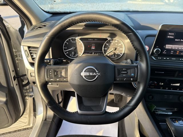 Used 2025 Nissan Rogue SV AWD/4WD image 2
