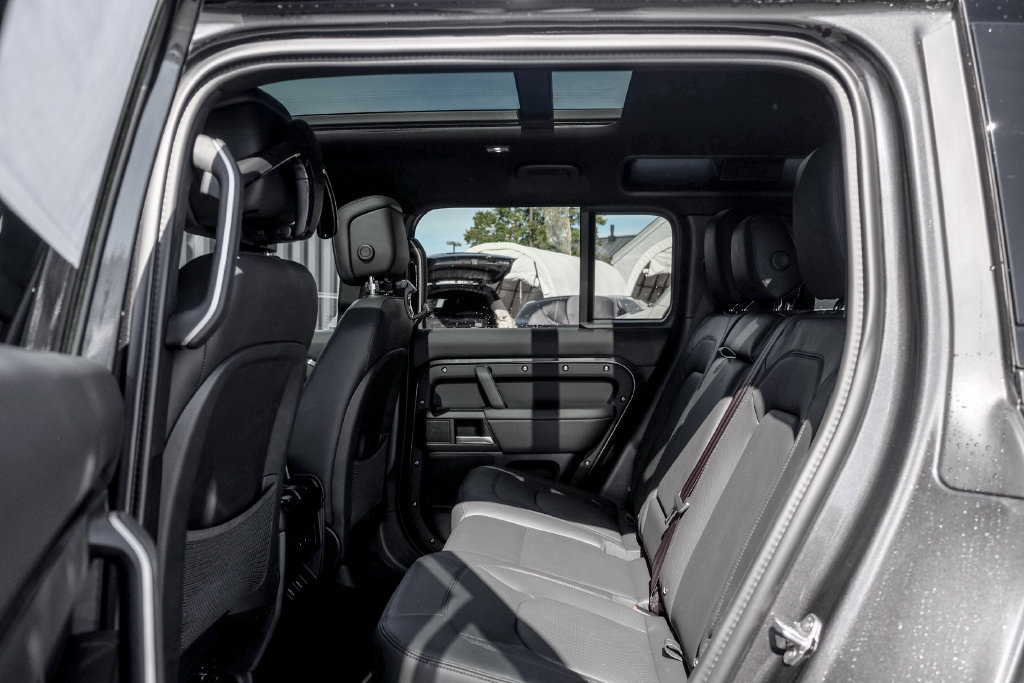 New 2026 Land Rover Defender 110 X-Dynamic SE AWD/4WD image 17
