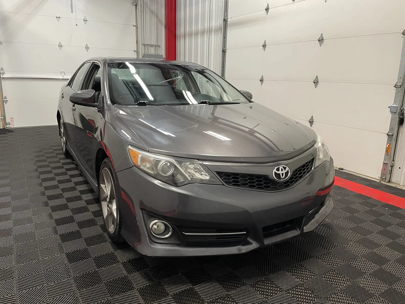 Used 2013 Toyota Camry SE w/ Leather Pkg FWD image 6