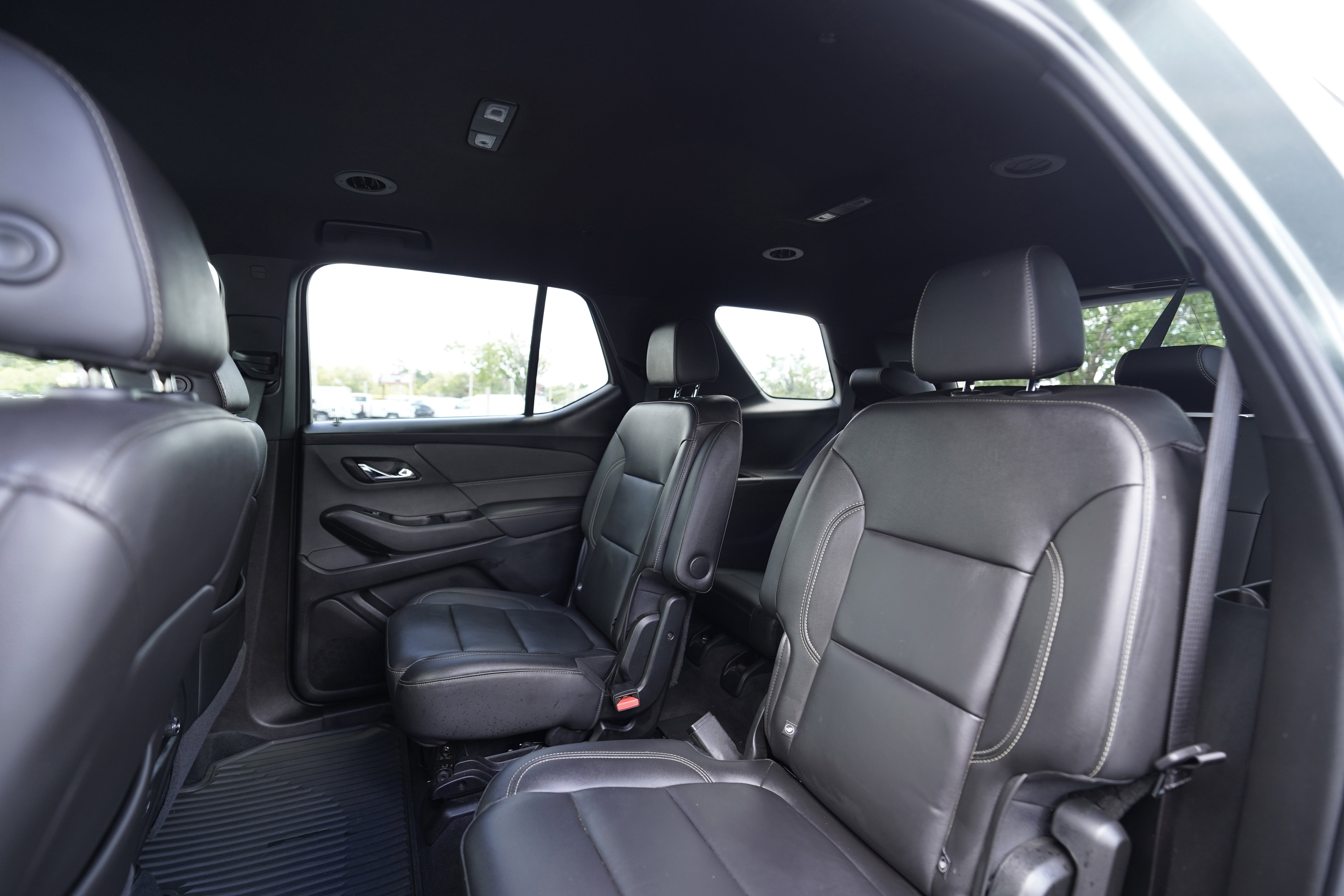 Used 2023 Chevrolet Traverse LT FWD image 9