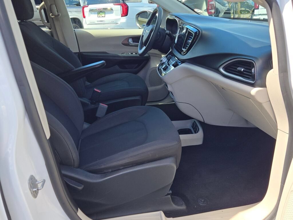 Used 2017 Chrysler Pacifica Touring FWD image 13
