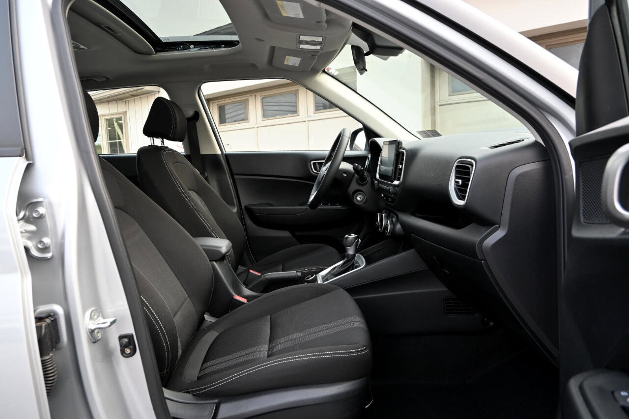 Used 2022 Hyundai Venue SEL image 32