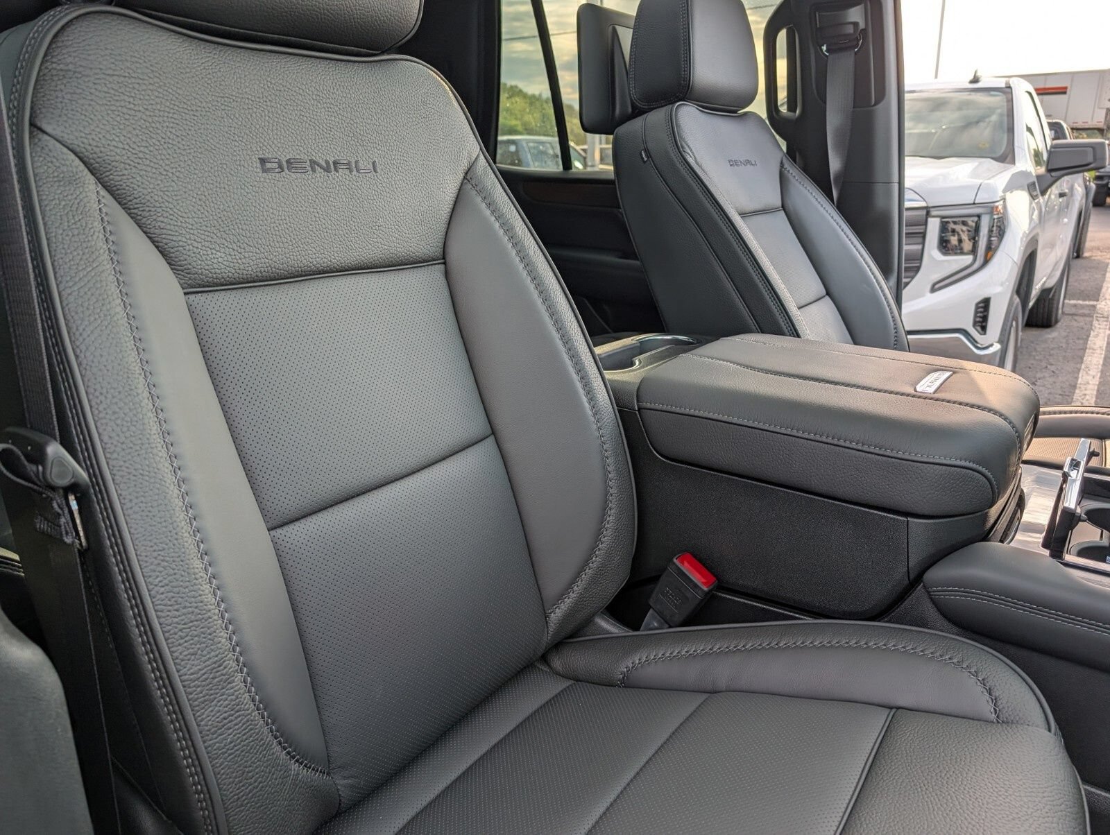 New 2026 GMC Yukon Denali w/ Denali Reserve Package AWD/4WD image 31