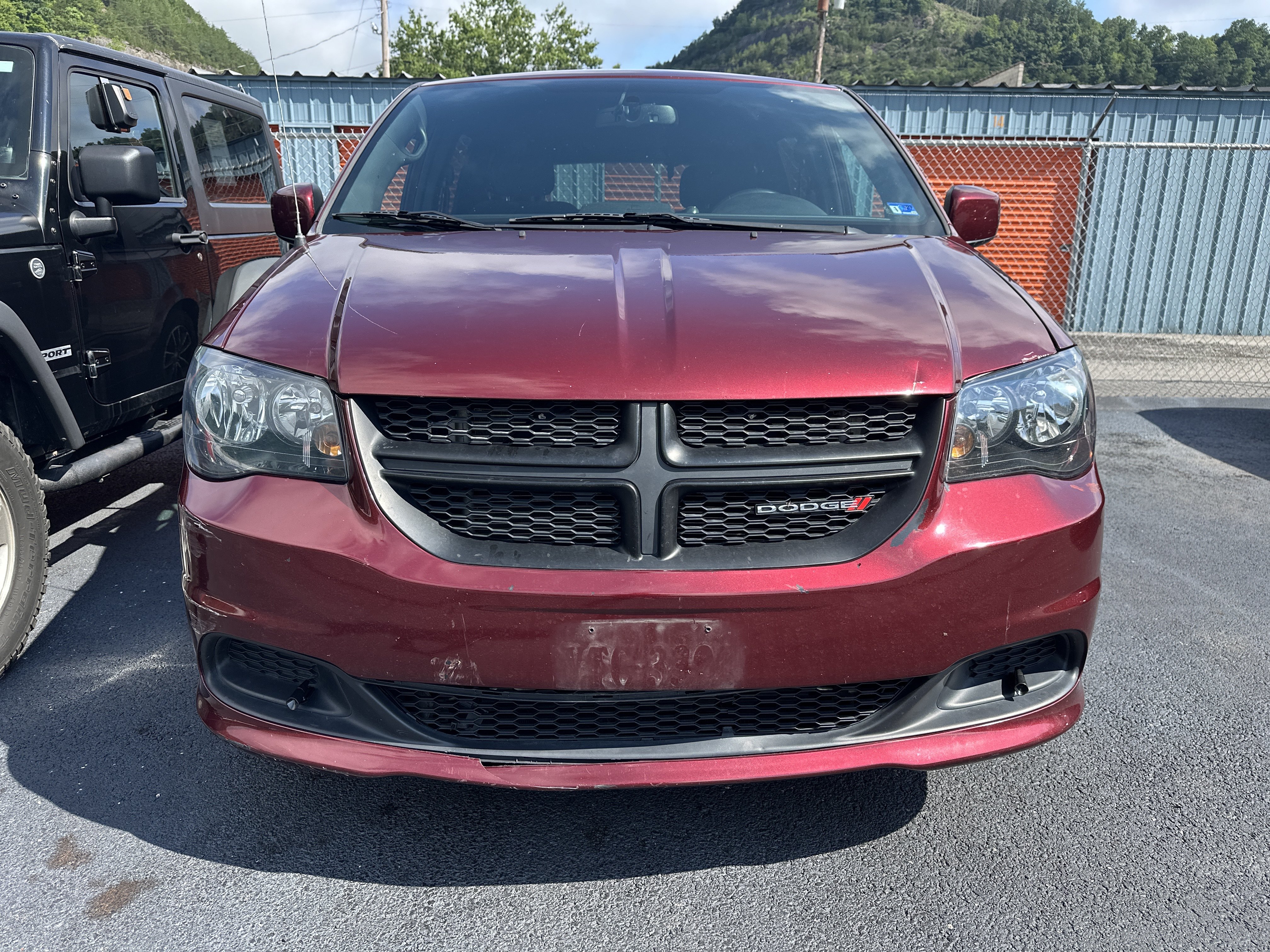 Used 2017 Dodge Grand Caravan SE FWD image 2