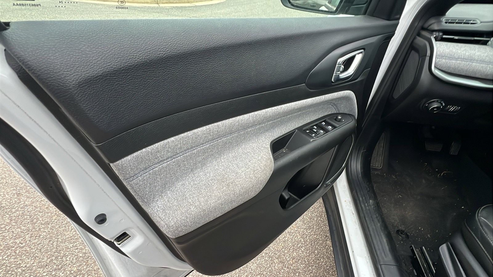 Used 2024 Jeep Compass Latitude image 14