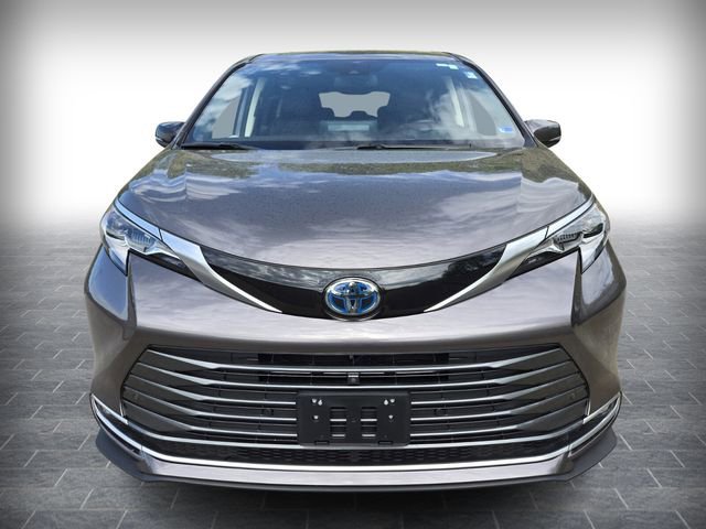 Used 2023 Toyota Sienna Platinum FWD image 2