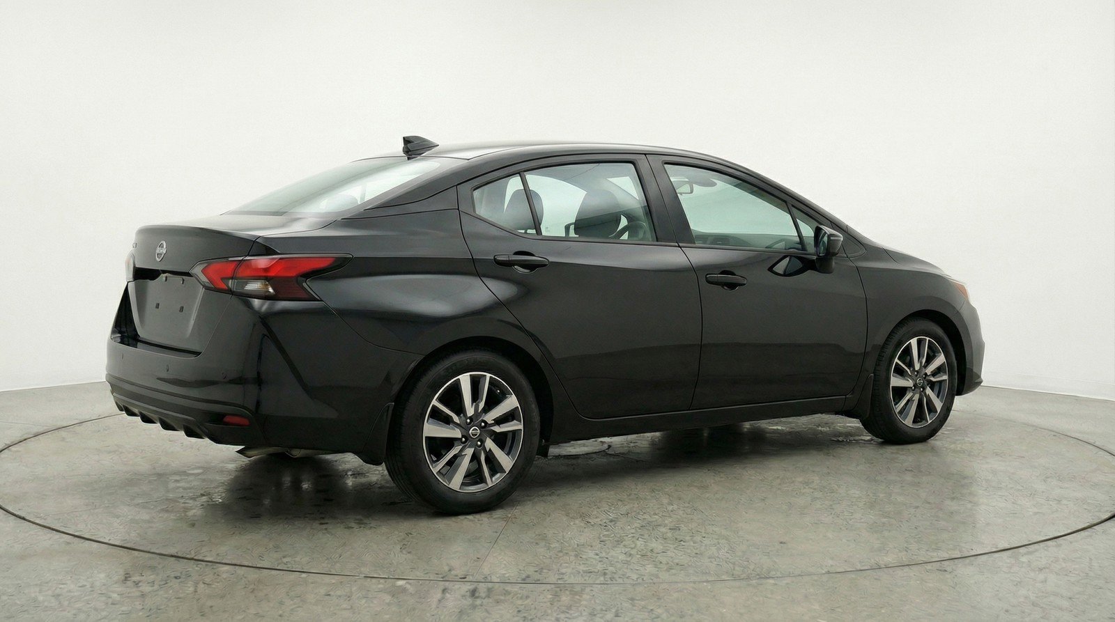 Used 2025 Nissan Versa SV image 9