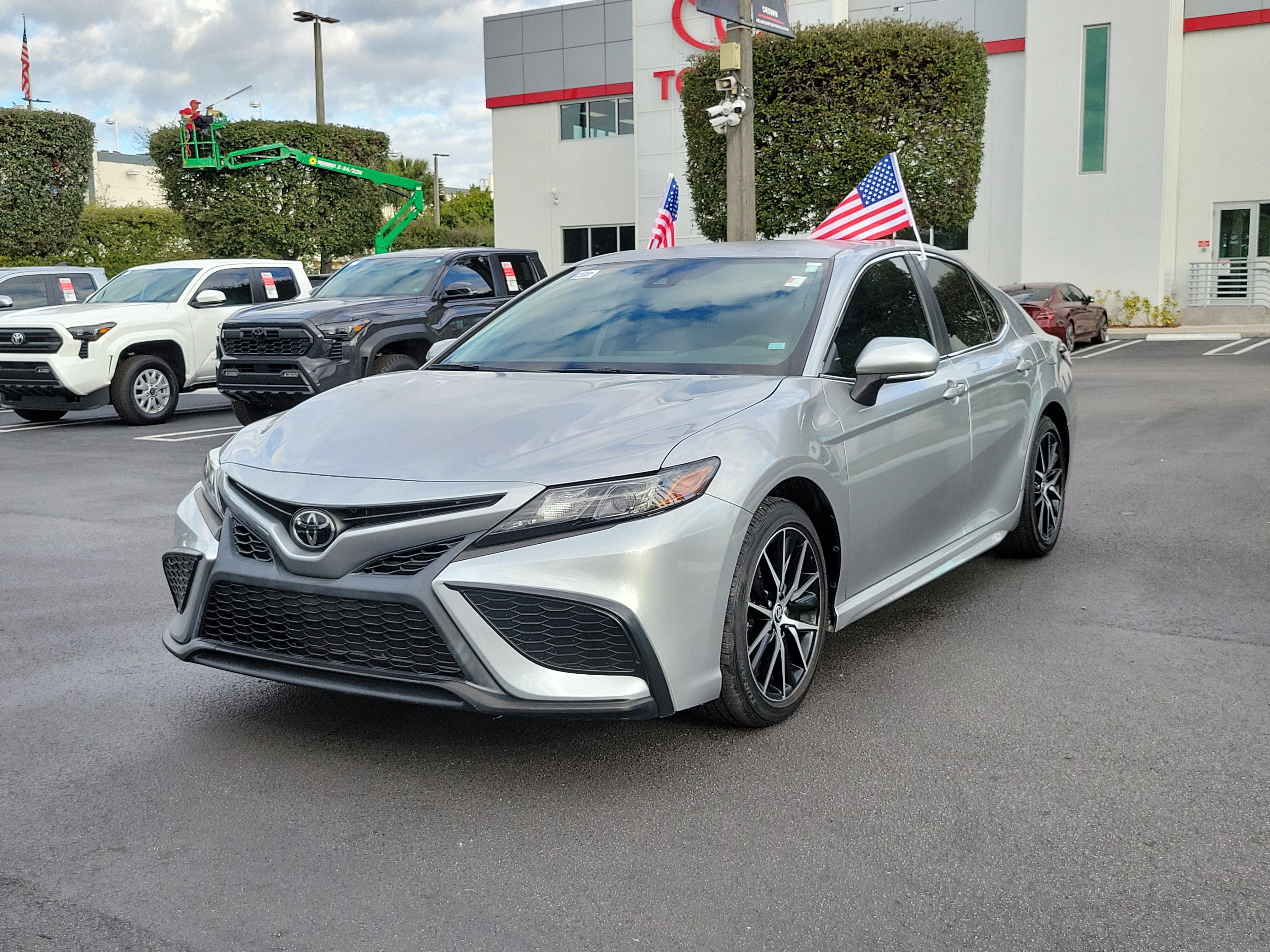 Used 2022 Toyota Camry SE image 5