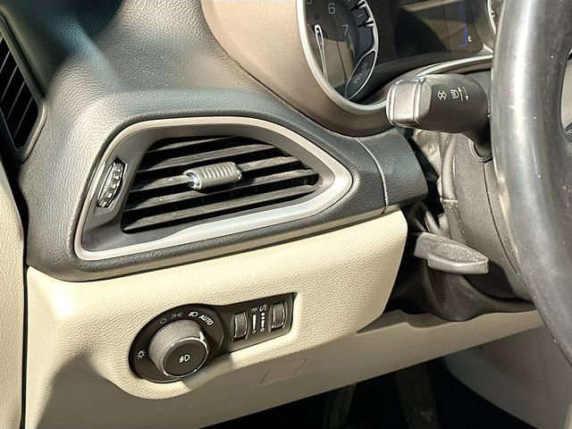 Used 2017 Chrysler Pacifica Touring-L image 11