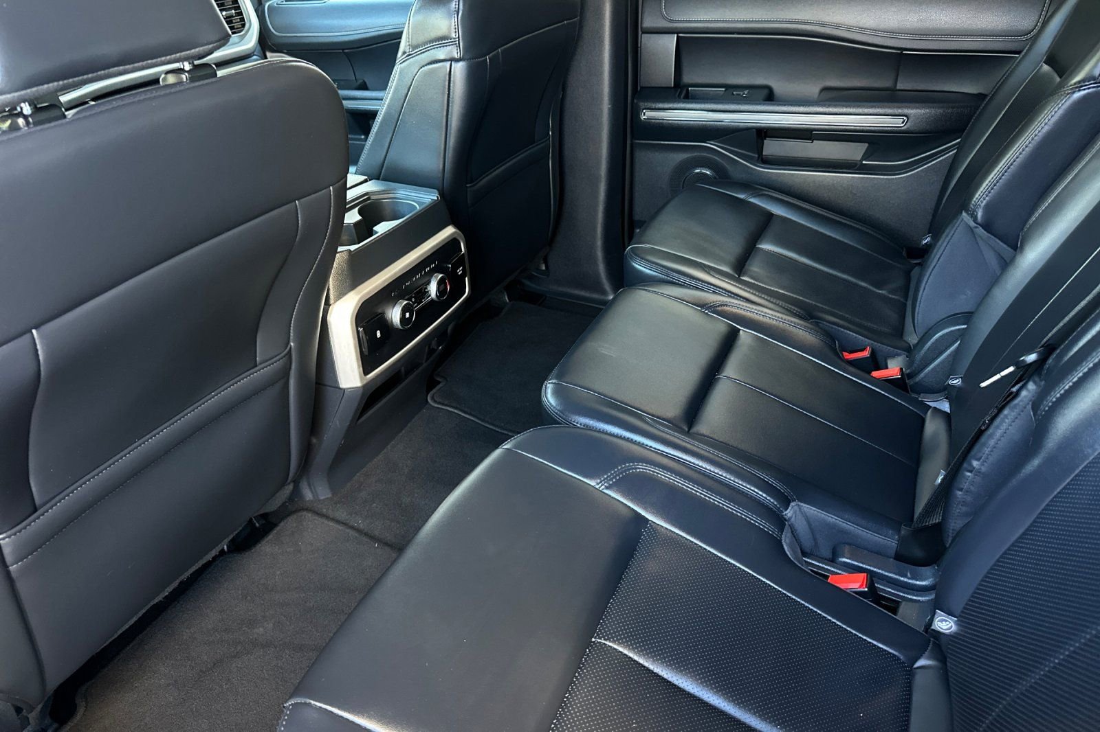 Used 2024 Ford Expedition Max XLT image 11