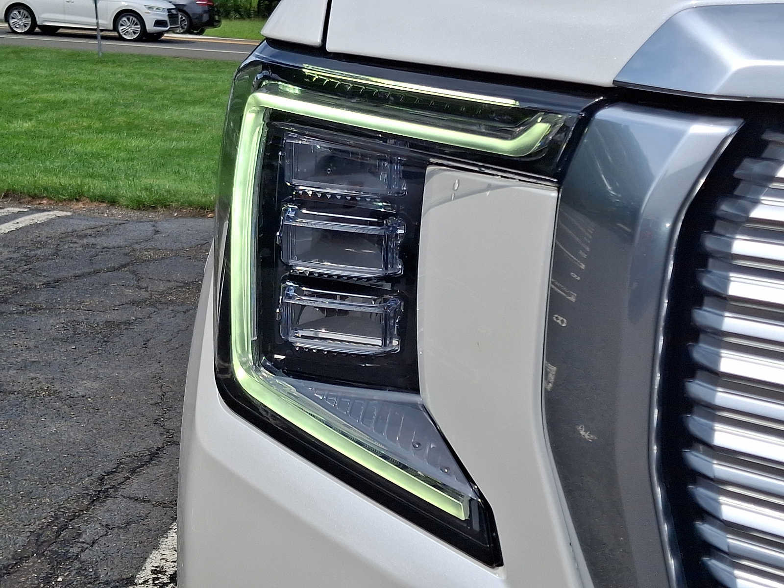 Used 2024 GMC Yukon Denali w/ Advanced Technology Package AWD/4WD image 9