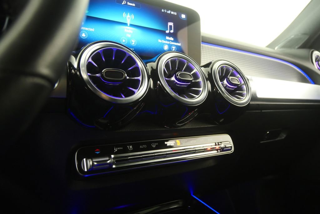 Used 2023 Mercedes-Benz GLB 250 w/ Premium Package image 18